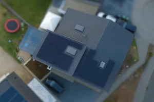 Illustration d'une maison avec une installation solaire sur le toit