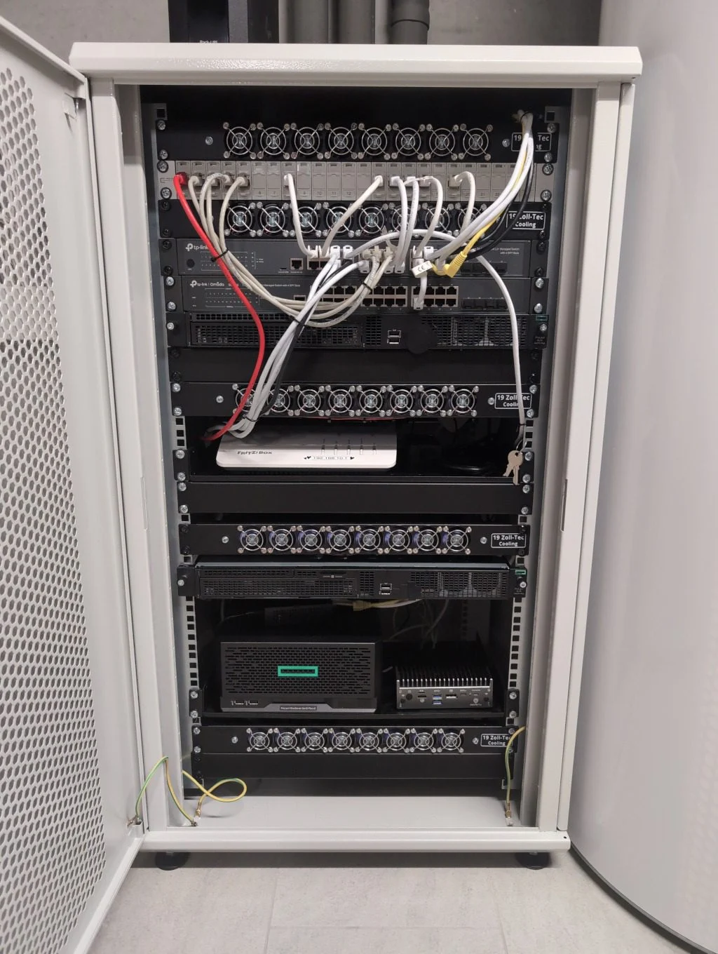 Rack de serveurs du homelab en août 2025